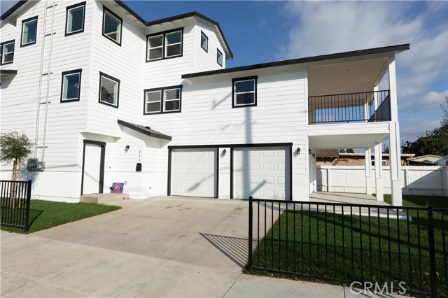 Detail Gallery Image 2 of 14 For 211 N Hathaway St #B,  Santa Ana,  CA 92703 - 2 Beds | 2 Baths