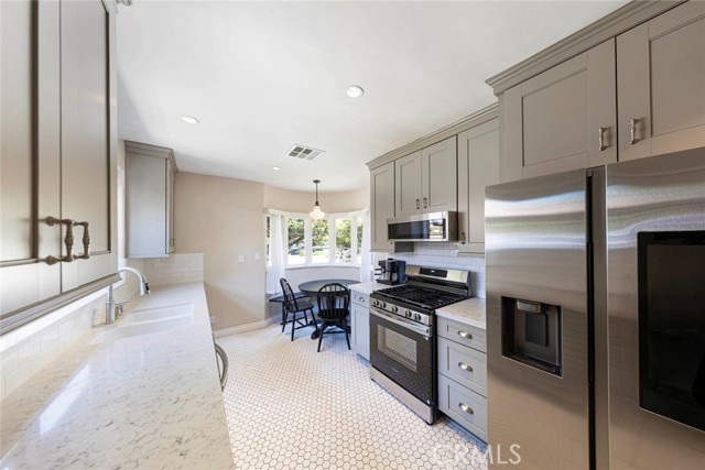 Detail Gallery Image 8 of 25 For 206 S Center St, Orange,  CA 92866 - 4 Beds | 3/1 Baths