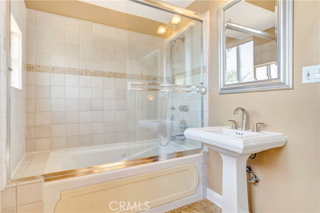 Detail Gallery Image 15 of 32 For 5102 Medina Rd, Woodland Hills,  CA 91364 - 2 Beds | 2 Baths