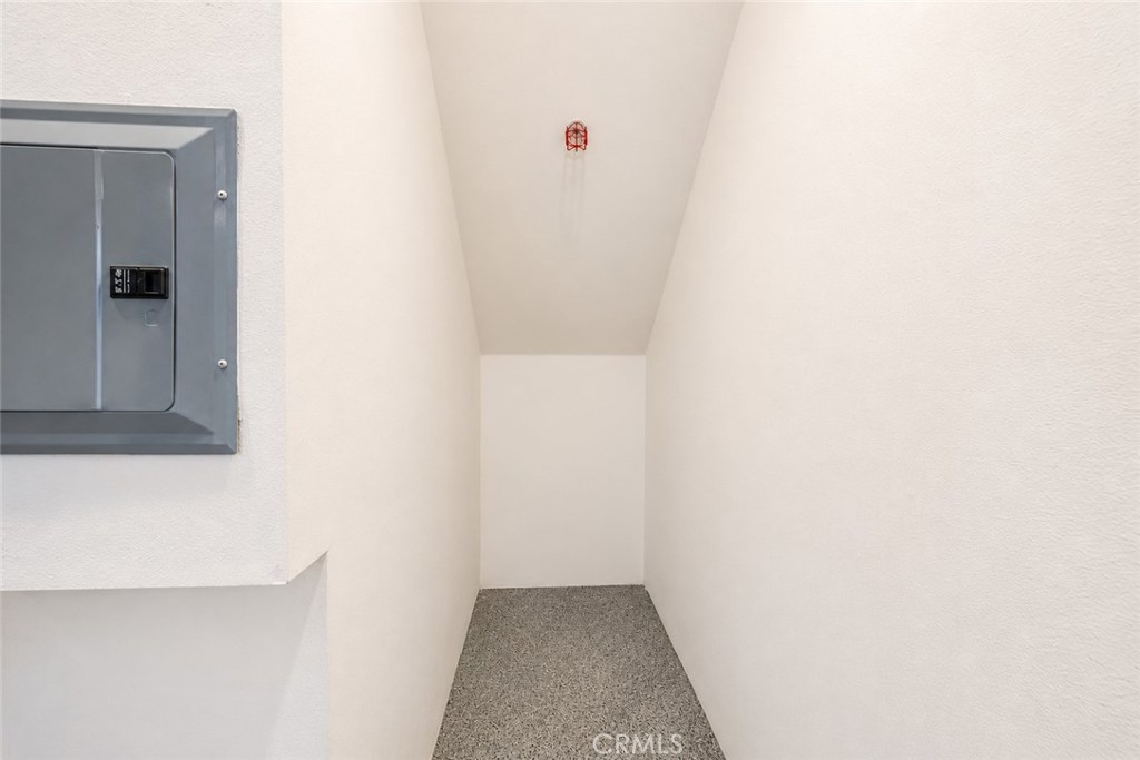 https://media.crmls.org/medias/d9bb3af0-c083-4c66-8e54-3edaab42597e.jpg?preset=X-Large