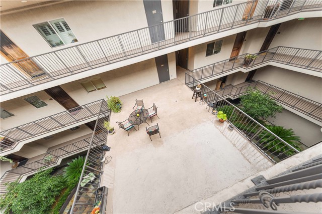 Detail Gallery Image 10 of 53 For 11218 Camarillo St #404,  Toluca Lake,  CA 91602 - 3 Beds | 3 Baths