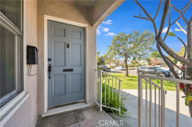 6350 Costello Avenue, Valley Glen CA: https://media.crmls.org/medias/d9c49e6c-1d48-4a2a-a4e1-7fb83aaa012d.jpg