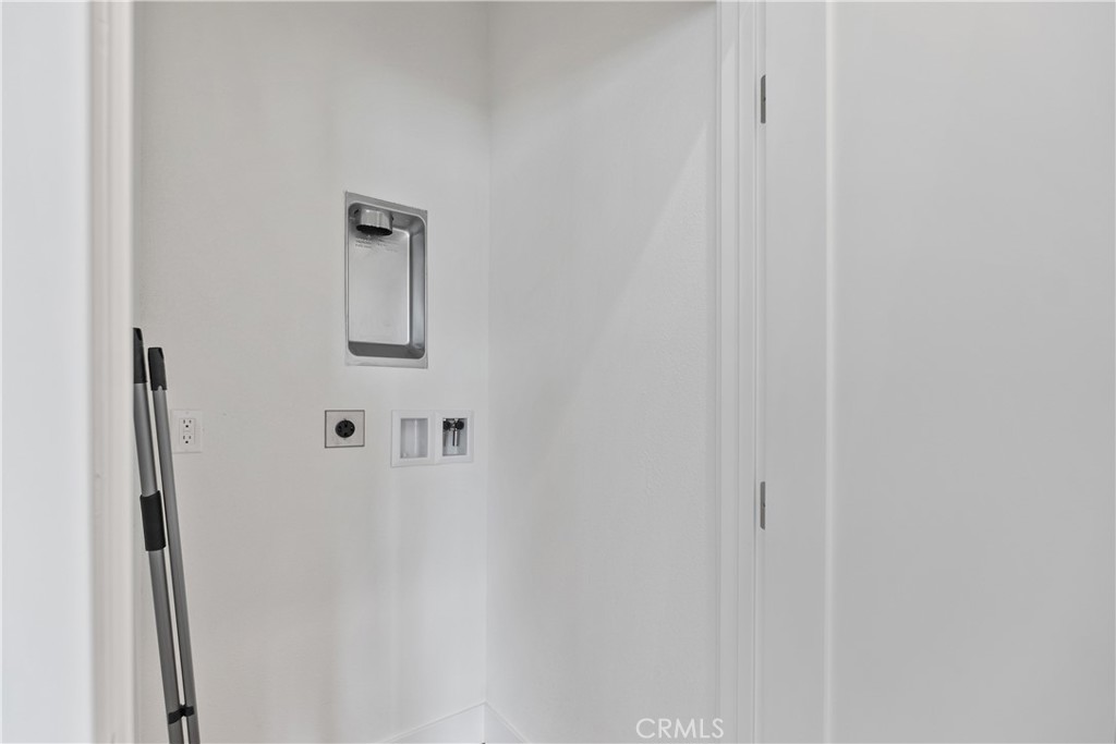 https://media.crmls.org/medias/d9c4c171-885a-4fa9-9730-cdec5b7535b2.jpg?preset=X-Large
