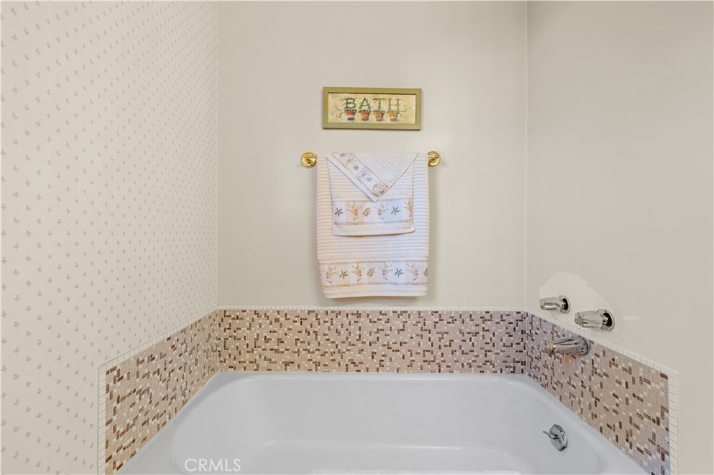 https://media.crmls.org/medias/d9c4d7ee-92f5-4720-89ec-467a59486e24.jpg?preset=X-Large