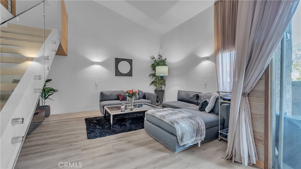 https://media.crmls.org/medias/d9c55d05-b3a2-4995-8b70-30aa2591da80.jpg?preset=X-Large