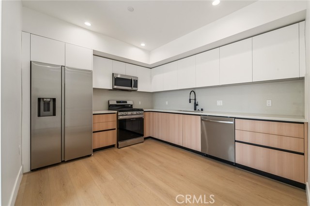 Detail Gallery Image 6 of 14 For 7510 Sepulveda Bld #101,  Van Nuys,  CA 91405 - 2 Beds | 2 Baths