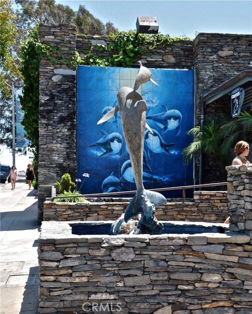 240 Moss Street, Laguna Beach CA: https://media.crmls.org/medias/d9ca3ee3-bf30-4b36-b51e-e57db4a65329.jpg