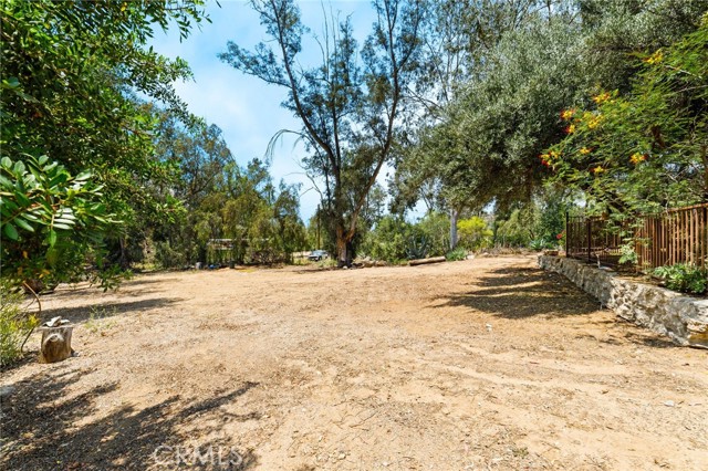 Image 27 of 33 For 21885 Lake Mathews Drive