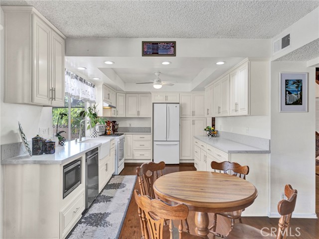 15920 Bahama Street, North Hills CA: https://media.crmls.org/medias/d9cfb99c-b690-4f2d-97ad-b50d9f03bae3.jpg