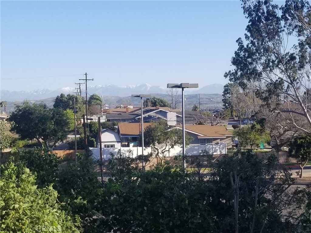 https://media.crmls.org/medias/d9d0ce25-8a0a-49dc-bab3-130d083cba5a.jpg?preset=X-Large