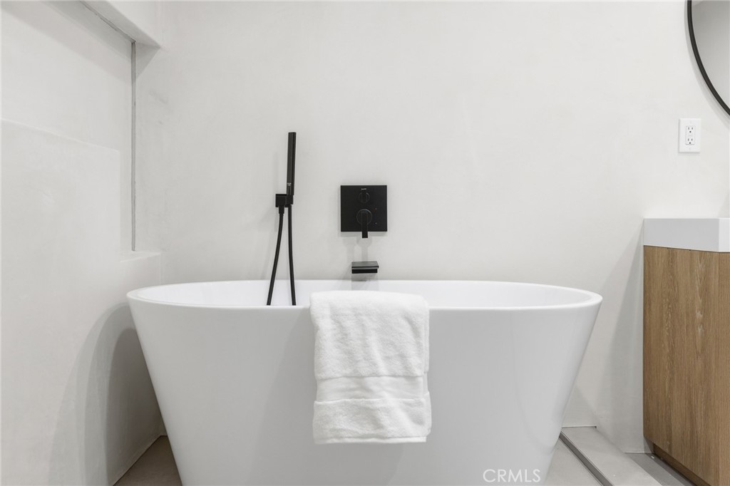 https://media.crmls.org/medias/d9d94904-ae54-4d97-953f-9f5555ca1502.jpg?preset=X-Large
