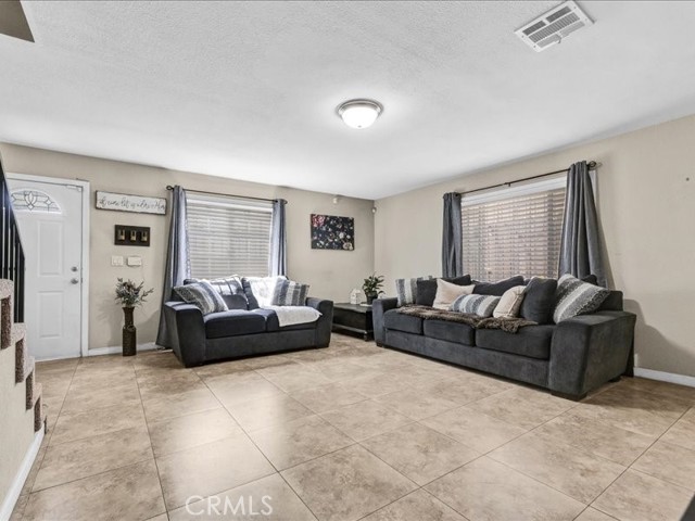 10316 S San Pedro Street, Los Angeles CA: https://media.crmls.org/medias/d9d9a3a8-8e87-4501-bbd7-d40a5320fdeb.jpg