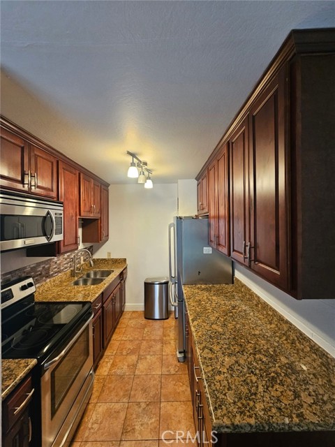 Detail Gallery Image 8 of 17 For 75 Western Shore Ln #1,  San Francisco,  CA 94115 - 2 Beds | 1 Baths