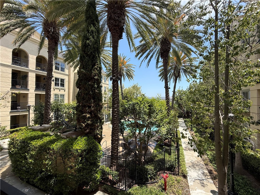 https://media.crmls.org/medias/d9da8166-c9e4-4cdf-a18c-cd593f63d8c8.jpg?preset=X-Large