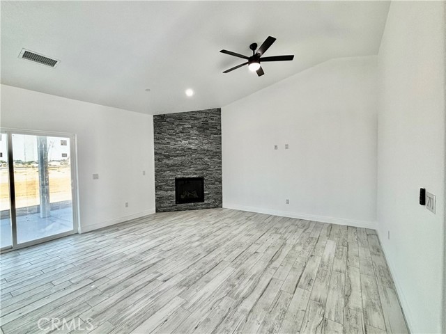 Detail Gallery Image 5 of 16 For 21282 Laguna Rd, Apple Valley,  CA 92308 - 4 Beds | 2/1 Baths