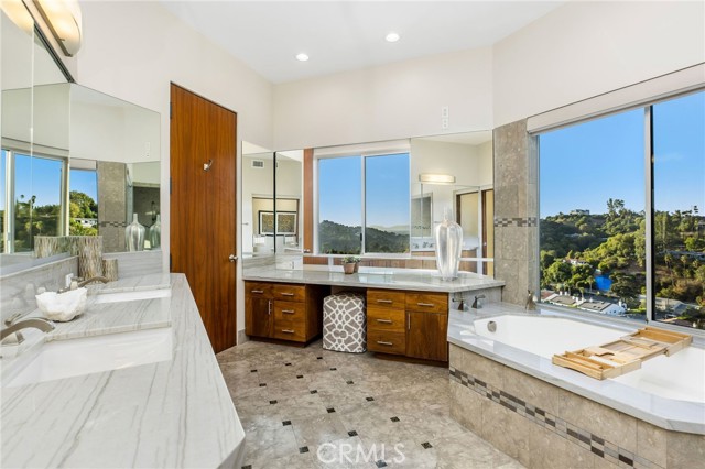 Detail Gallery Image 15 of 31 For 11527 Dona Dolores Pl, Studio City,  CA 91604 - 6 Beds | 7/1 Baths