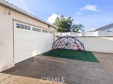 https://media.crmls.org/medias/d9e2404b-8e4d-4827-87d2-0e86461e147c.jpg?preset=X-Large