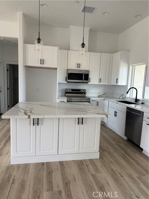 Detail Gallery Image 4 of 35 For 16353 Smokethorn Rd, Apple Valley,  CA 92307 - 3 Beds | 2 Baths