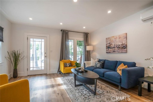 908 Victoria Avenue, Venice CA: https://media.crmls.org/medias/d9e607d8-2589-4dde-ac78-0bf3aad88e41.jpg