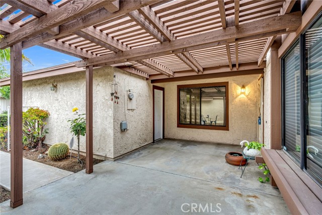 Detail Gallery Image 4 of 32 For 5809 Maybrook Cir, Riverside,  CA 92506 - 2 Beds | 2 Baths