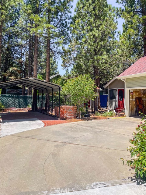 1125 Hemlock Lane, Big Bear City CA: https://media.crmls.org/medias/d9e9cfc2-fb03-4de3-aa96-46929f668141.jpg