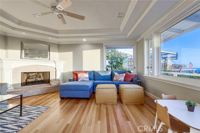 407 Mendoza Terrace, Corona del Mar CA: https://media.crmls.org/medias/d9ec4eaf-8c87-45d8-a621-998f4ecb03f4.jpg