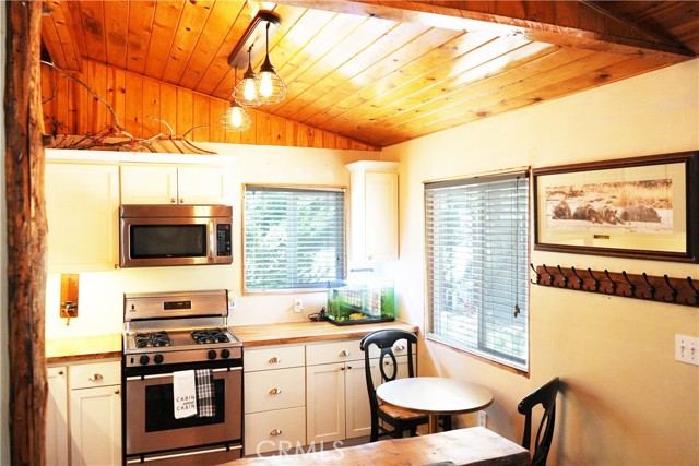 657 Moreno Lane, Sugarloaf CA: https://media.crmls.org/medias/d9f0128e-1d4c-4d22-8cf2-4e76f4315706.jpg