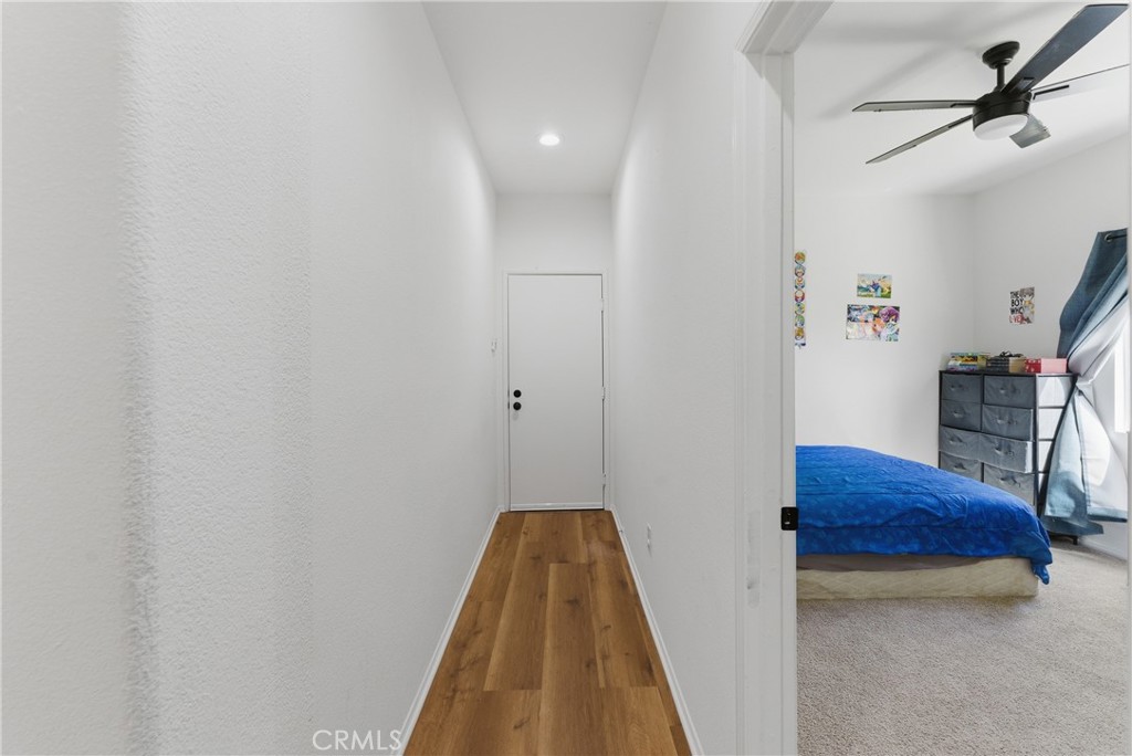 https://media.crmls.org/medias/d9f1e56c-f54f-42b5-97a1-ad714a6e1d73.jpg?preset=X-Large
