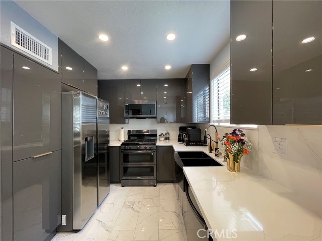 Detail Gallery Image 14 of 37 For 5305 White Oak Ave #F,  Encino,  CA 91316 - 2 Beds | 3 Baths