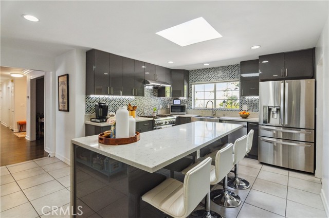 20283 Lorenzana Drive, Woodland Hills CA: https://media.crmls.org/medias/d9f34d18-9f64-4189-b589-053e606c26a4.jpg