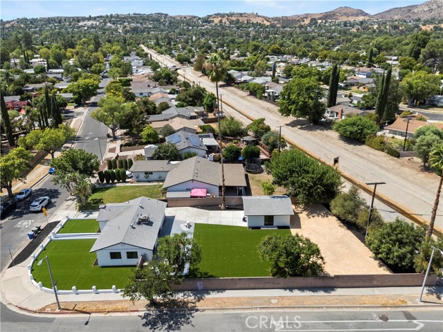 23701 Sylvan Street, Woodland Hills CA: https://media.crmls.org/medias/d9f44d78-252a-4493-bbaa-2c5012293613.jpg