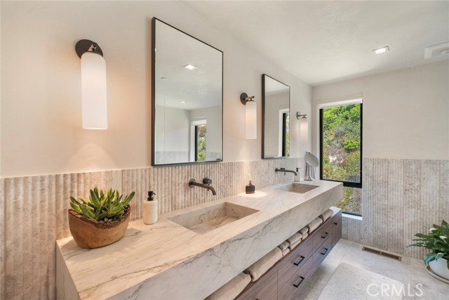 702 Diamond, Laguna Beach CA: https://media.crmls.org/medias/d9f56119-6b3a-42fe-8508-1277cb042dad.jpg