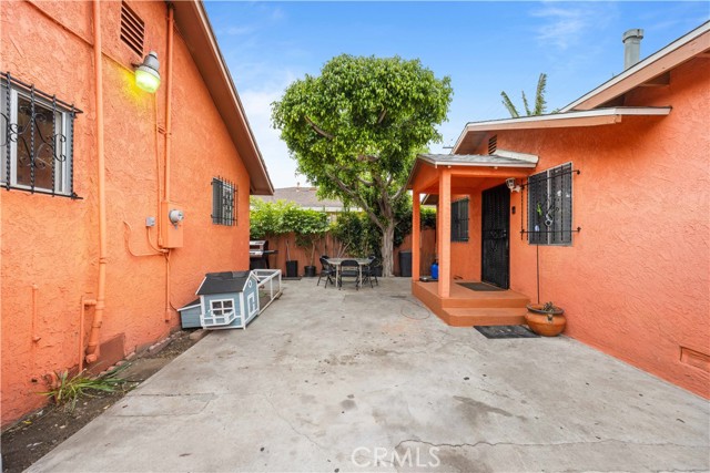 157 E 70th Street, Los Angeles CA: https://media.crmls.org/medias/d9f5b4ab-caaa-4c11-aa51-ee239dac2ace.jpg