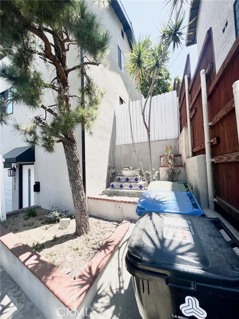 2717 Chadwick Circle, Los Angeles CA: https://media.crmls.org/medias/d9f5c101-7c23-43ae-828b-5a614b861af5.jpg