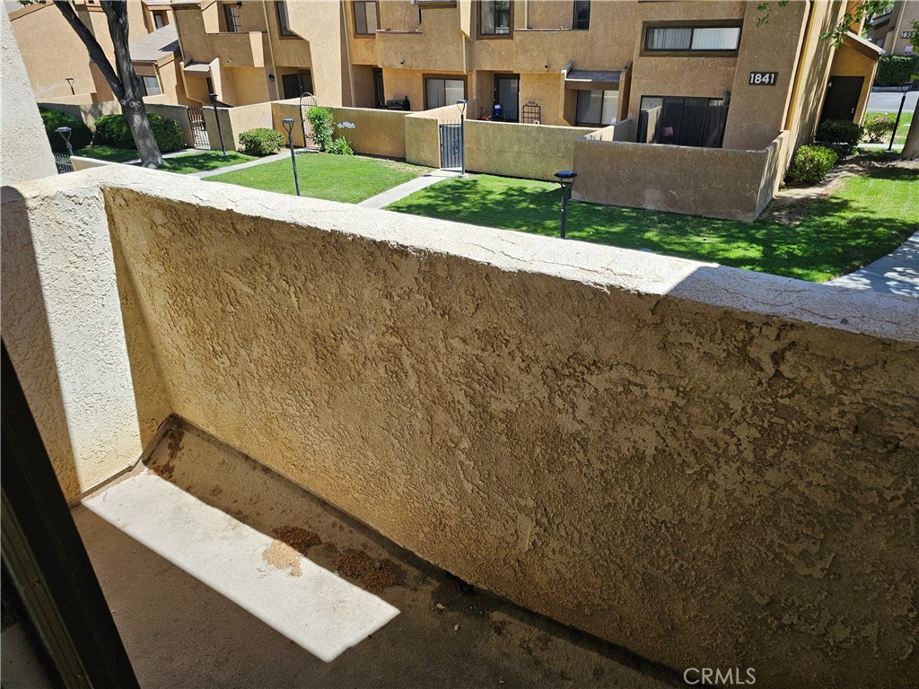 https://media.crmls.org/medias/d9f5daa0-13d3-4b9b-b182-d6095b928958.jpg?preset=X-Large