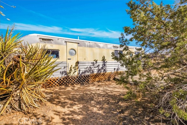 8427 Rock Haven Road, Joshua Tree CA: https://media.crmls.org/medias/d9f74cd5-bc08-49ba-a29e-1bc34059157b.jpg
