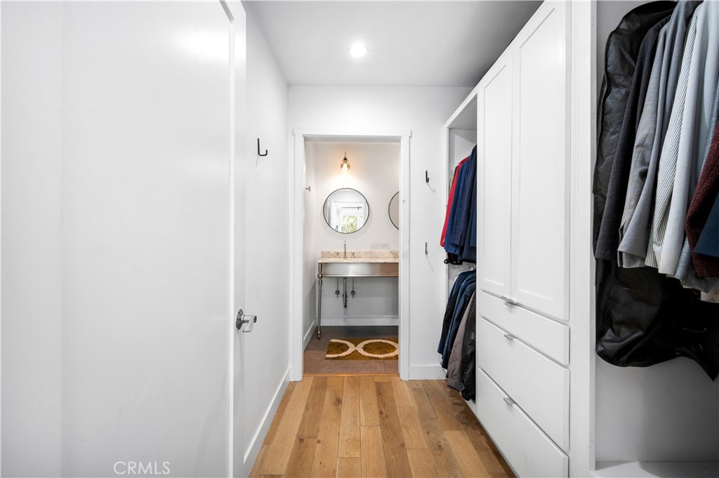 https://media.crmls.org/medias/d9f7c34e-5f48-40ec-beff-acc3717086ef.jpg?preset=X-Large