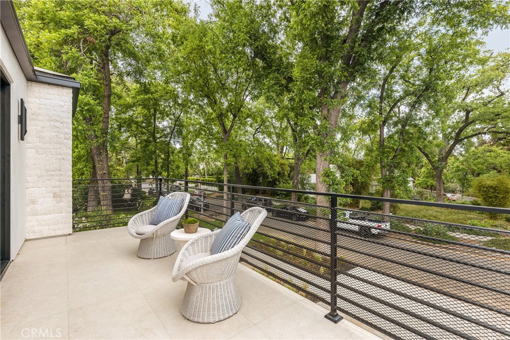 https://media.crmls.org/medias/d9f92d37-5f58-48f8-b2e5-5f3f11445394.jpg?preset=X-Large