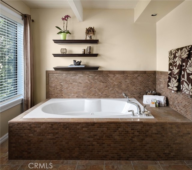 Detail Gallery Image 30 of 38 For 28982 N Shore Rd, Lake Arrowhead,  CA 92352 - 4 Beds | 5 Baths
