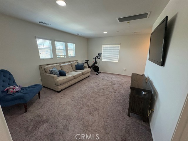 7015 Sweetleaf Drive, Fontana CA: https://media.crmls.org/medias/d9fac376-4d5a-4c4e-be7d-ef1acbd216b9.jpg