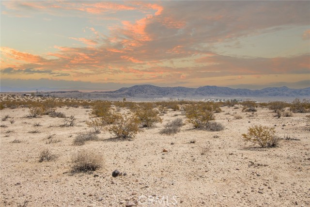 Detail Gallery Image 2 of 17 For 5678 La Brisa Dr, Joshua Tree,  CA 92252 - – Beds | – Baths