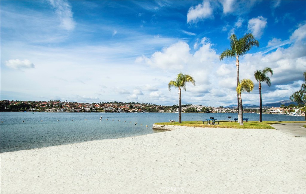 Live just blocks away from Lake Mission Viejo, and enjoy all of the resort like amenities.