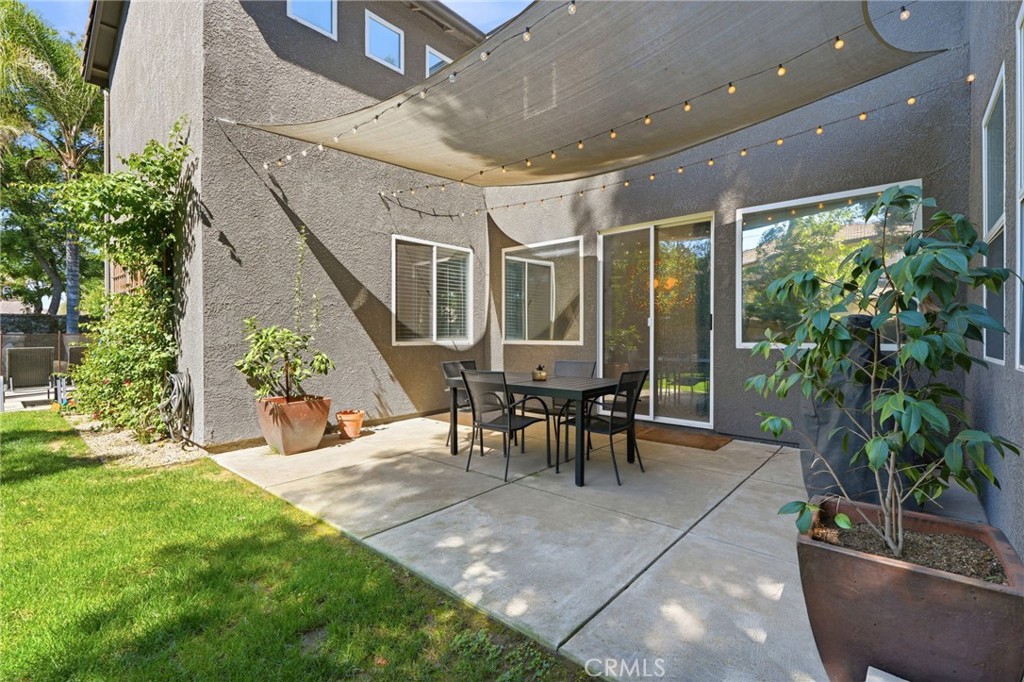 https://media.crmls.org/medias/d9fd37e9-f3a3-445a-bde1-e180f0dba409.jpg?preset=X-Large