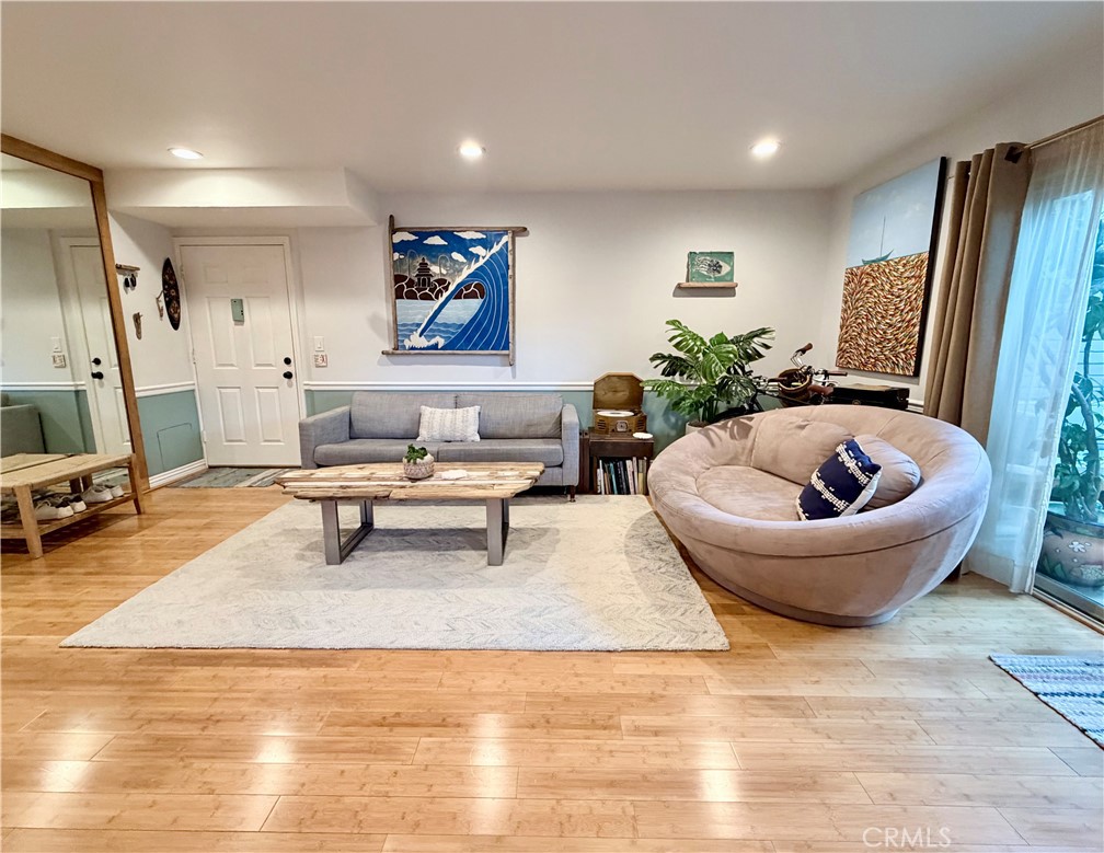 https://media.crmls.org/medias/d9fdf1ff-6cae-44be-a377-769c592d5239.jpg?preset=X-Large