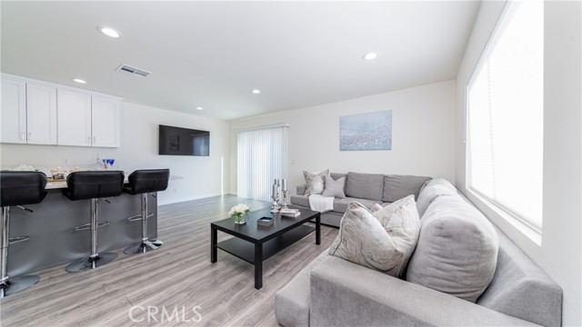 Detail Gallery Image 13 of 25 For 6948 Cedros, Van Nuys,  CA 91405 - 3 Beds | 2 Baths