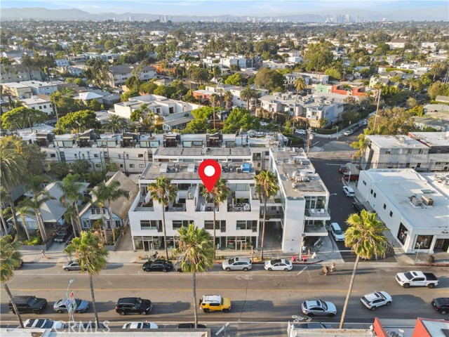 1121 Abbot Kinney Boulevard, Venice CA: https://media.crmls.org/medias/d9fe3120-39e5-402f-9726-c03aa97eebf1.jpg