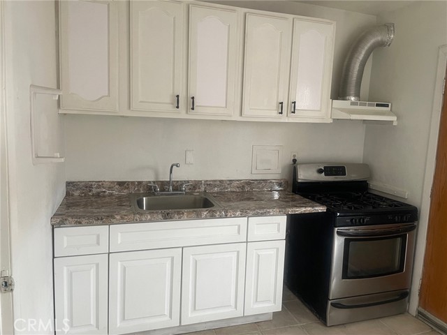 674 E 115th St, Los Angeles CA: https://media.crmls.org/medias/d9fe9c3c-f99e-4085-a97f-870b519fdfa6.jpg