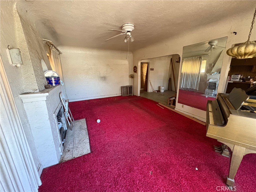 https://media.crmls.org/medias/d9fecdd2-33fb-4647-ac2c-ef878f5786e5.jpg?preset=X-Large