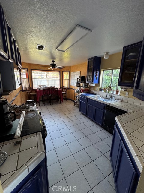Detail Gallery Image 4 of 13 For 4521 Southern Breeze Dr, Bakersfield,  CA 93313 - 4 Beds | 3 Baths