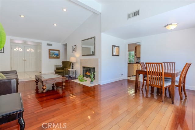 Detail Gallery Image 4 of 47 For 10116 Viking, Northridge,  CA 91324 - 3 Beds | 2 Baths